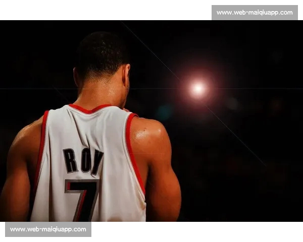 撕裂之城的双时代：罗伊的黄曼巴传奇与杨瀚森的青春风暴