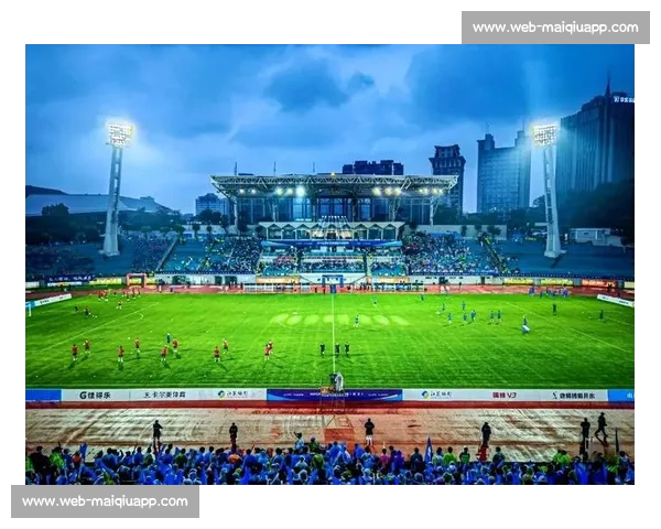 苏超赛场惊现 “钢铁战队”：机器人裁判与球形战警重塑赛事生态